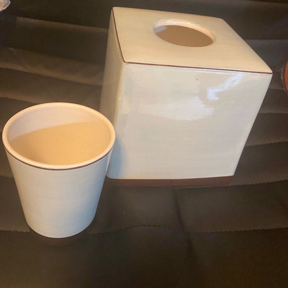 Kassatex Fine Porcelain Cup & Tissue Holder Light sky blue with brown trim - Picture 8 of 11